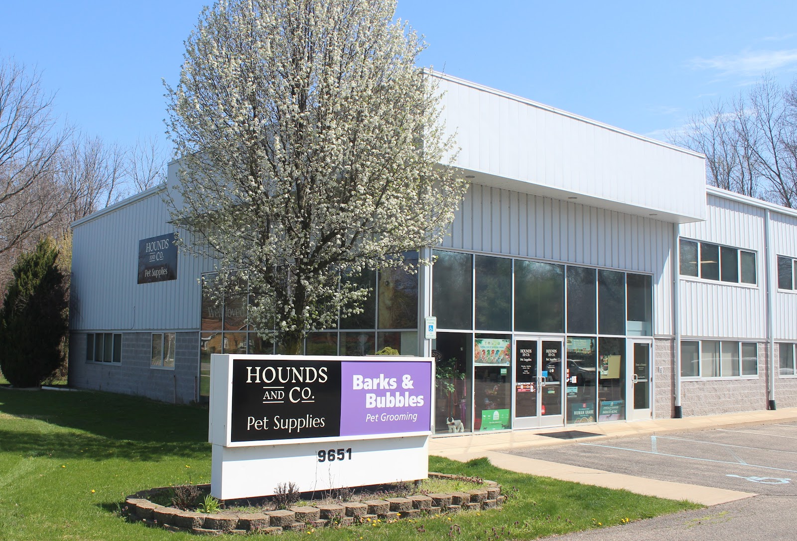 Hounds and Co. Pet Supplies and Grooming in Portage